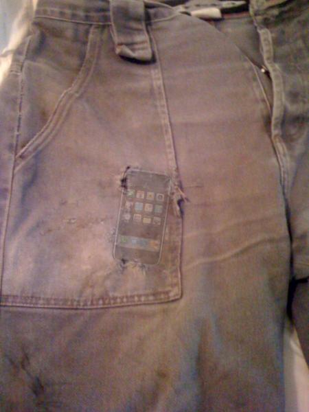 mijn (kapotte) broek met een comp van hoe de iPhone eronder zat