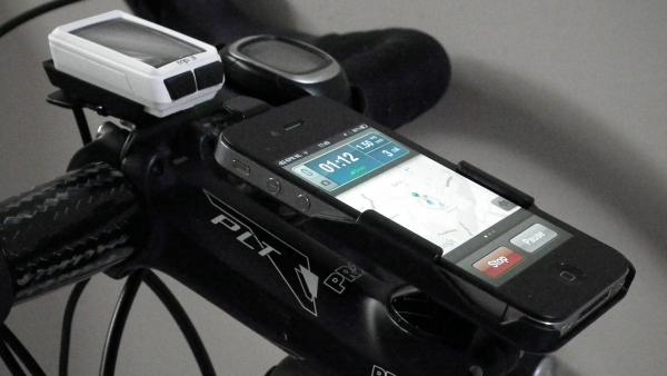 Iphone4 op de racefiets voor tracking met de app Runkeeper