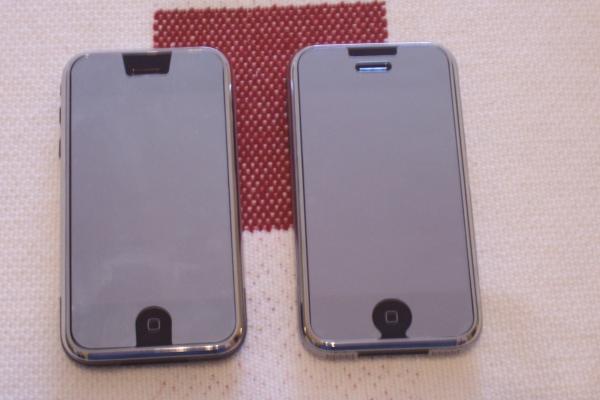 links de proporta mirror screen protector, rechts de artwizz protector.