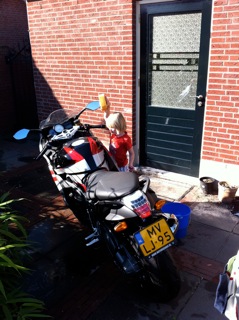 M'n oom vond het leuk z'n dochter eens even m'n motor schoon te maken :D